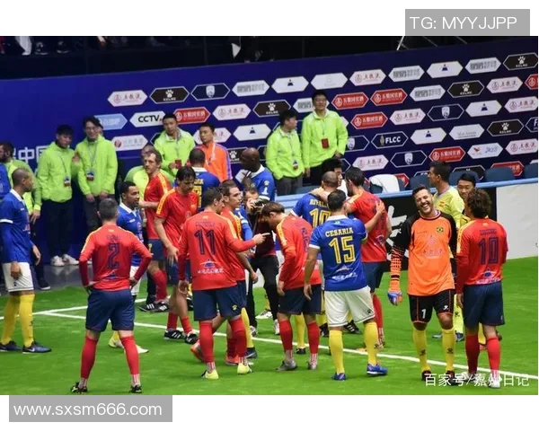 足球巨星璀璨星光汇聚 海报展示世界足坛传奇人物的精彩瞬间