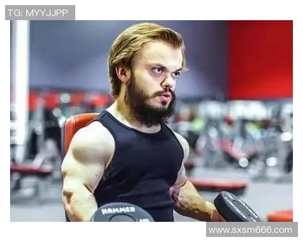 足坛巨星展现健美肌肉风采力量与速度兼具的足球偶像